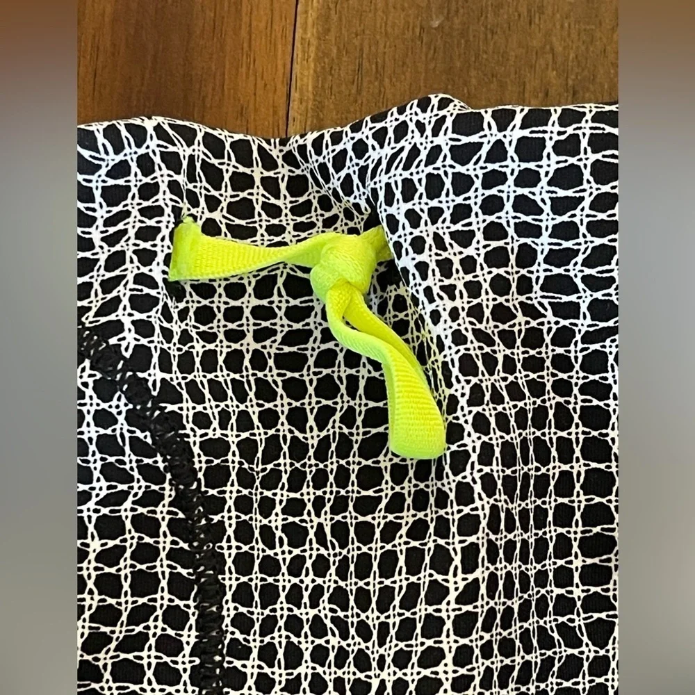 Lululemon black and white ruched back leggings size 6